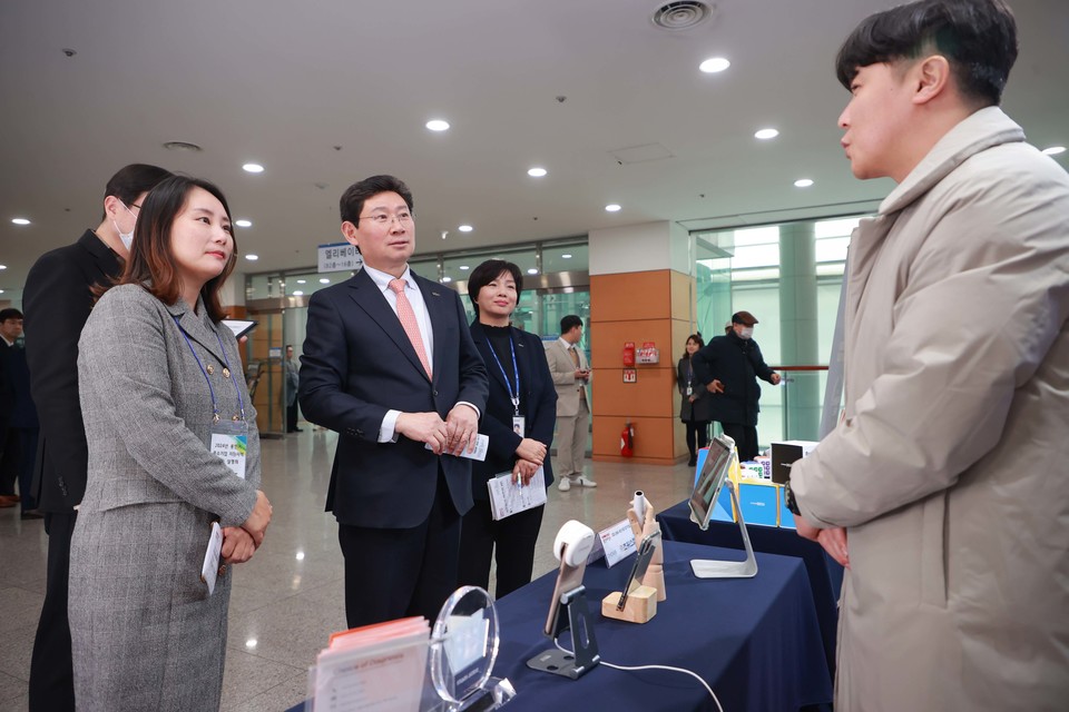 이상일(왼쪽 세번째) 용인특례시장이 22일 시청에서 열린 ‘2024년 중소기업 지원시책 합동 설명회’에서 참석자들과 담소를 나누고 있다. 사진=용인특례시청