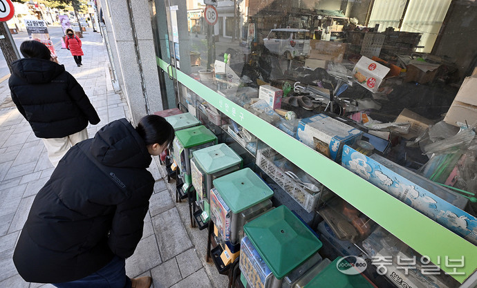 최근 수원 행리단길이 SNS 등서 유명세를 타고 있지만, 젠트리피케이션 위험지표 평가에서 '경계' 단계를 받으며 투기과열로 인한 상권 비활성화가 우려되는 가운데 25일 오전 수원시 행리단길 한 문구점이 오랜기간 영업을 하지않고 방치된 모습이다. 사진=김경민기자