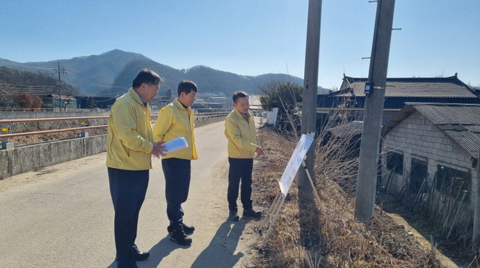 김진기 파주시 부시장이 겨울철 안전사고로 인한 피해를 예방하기 위해 현장을 직접 점검하고 있다. 사진=파주시