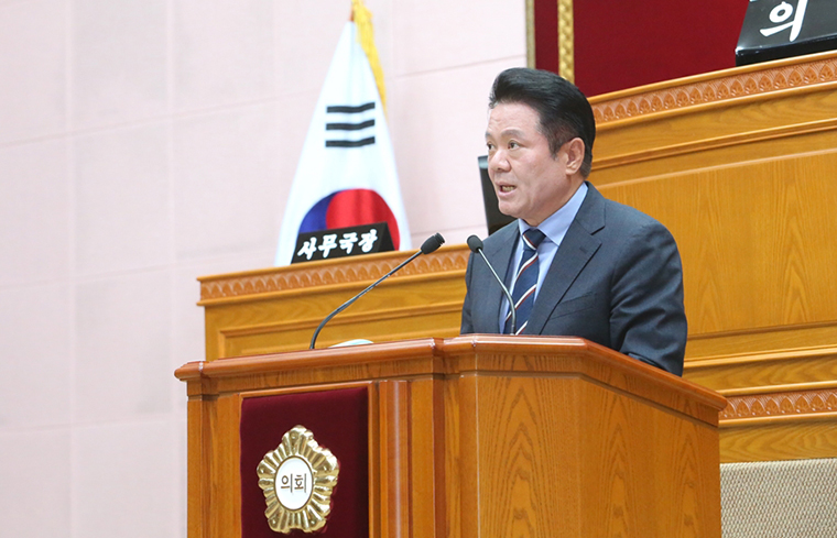 최대호 안양시장이 29일 열린 제290회 안양시의회 임시회 제1차 본회의에서 시정연설을 하고 있다. 사진=안양시청