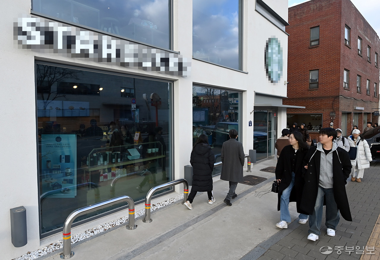수원 행리단길에 입점한 대형 프렌차이즈 커피 전문점. 사진=임채운기자