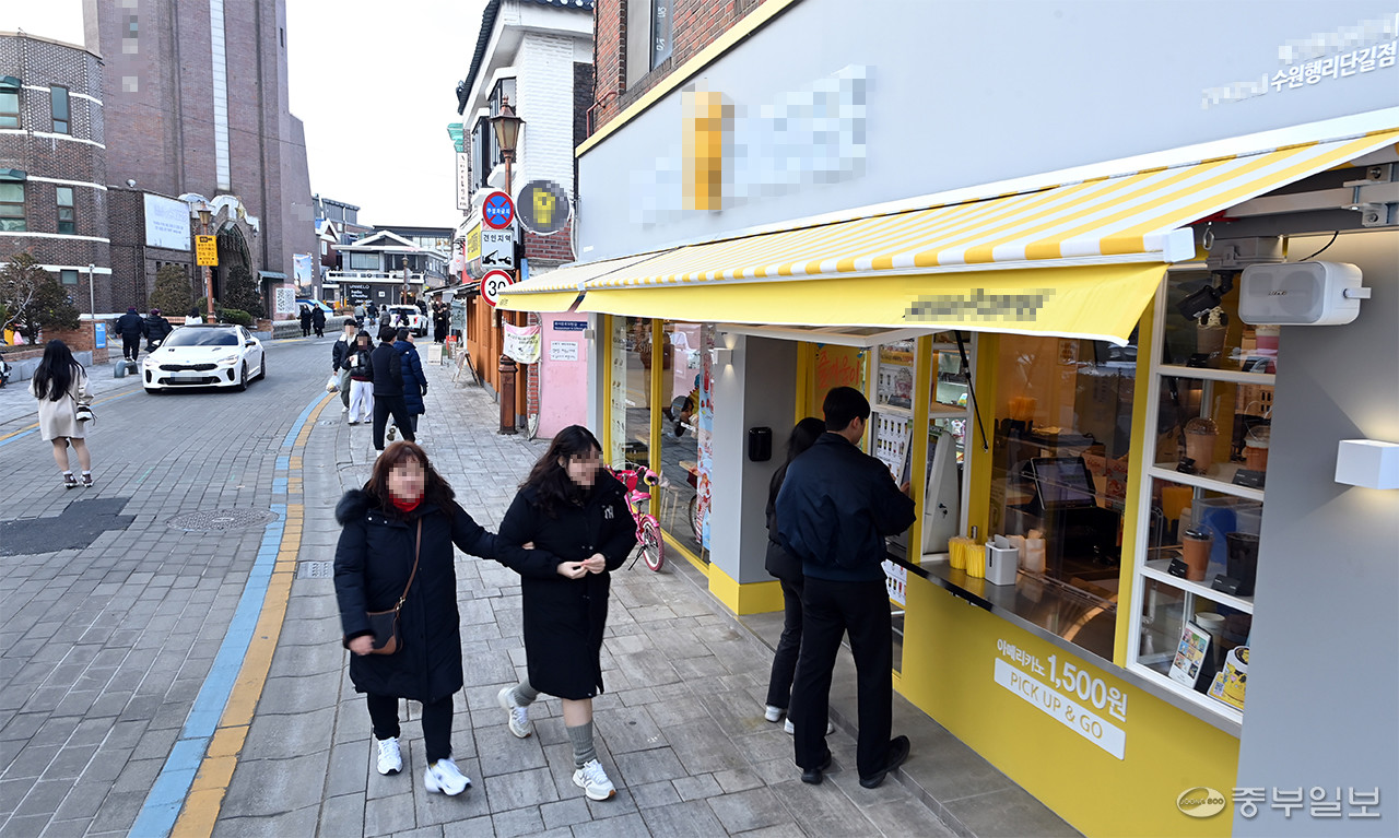 최근 다양한 요인으로 수원시 행리단길이 유명세를 타며 '핫플맛집'이 돼가는 가운데 28일 오전 수원시 행리단길에 저가 커피를 앞세운 프렌차이즈 카페가 들어서 있다. 사진=임채운기자