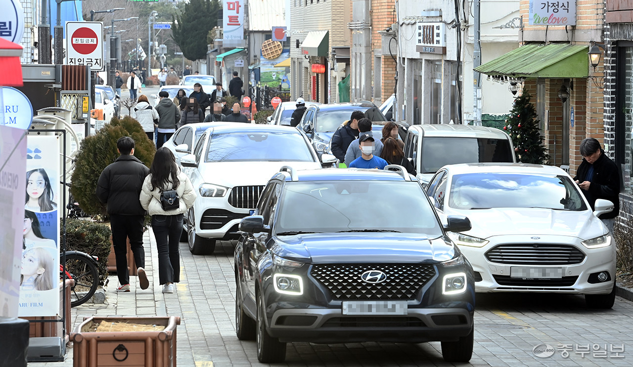 최근 수원시 행리단길을 찾는 인파가 많아지며 주차공간 부족 및 차량관련 문제가 대두되는 가운데 30일 오후 수원시 행리단길을 찾은 시민과 차량이 뒤엉켜 혼잡한 모습을 보이고 있다. 사진=임채운기자