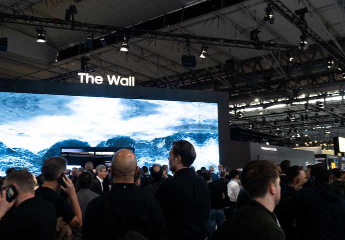 삼성전자 전시장를 찾은 관람객들이 입구에 설치된 ‘더 월(The Wall)’과 투명 마이크로 LED를 살펴보고 있다. 사진=삼성전자