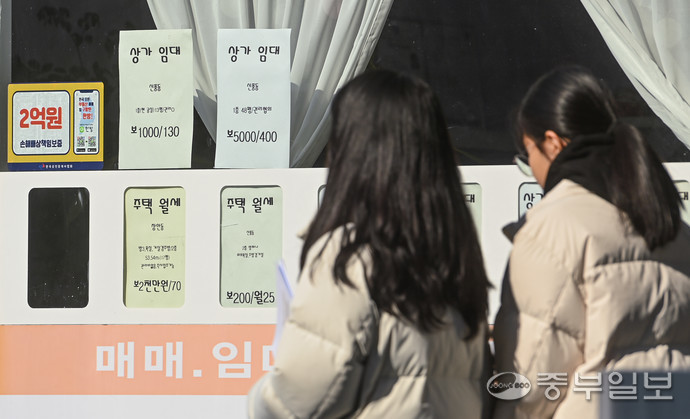 수원시 행리단길이 투기과열로 임대료가 상승하고 젠트리피케이션 위험지표 평가에서 '경계' 단계를 받은 가운데 지난 29일 오후 수원시 행리단길 한 부동산에 상가임대 안내문이 게시돼 있다. 사진=임채운기자