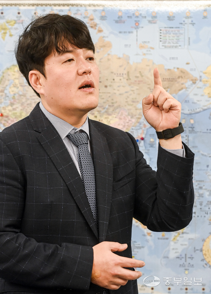 1일 오후 하남시 페페 사무실에서 신건호 대표가 본보 기자와 인터뷰 하고 있다. 임채운기자