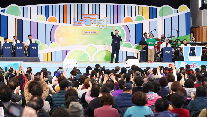 17일 KBS 전국노래자랑 ‘의왕시편’ 공개녹화에서 김성제 의왕시장이 등장하자 시민들이 환호하고 있다. 사진=의왕시청