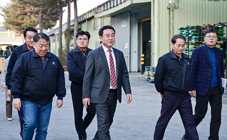 이충우 여주시장(가운데)이 지난달 31일 에이스침대 여주공장을 방문했다. 사진=여주시청