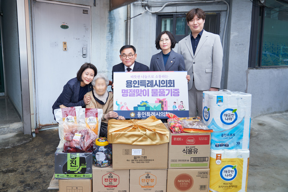 윤원균 용인특례시의회 의장 등 의원들이 6일 설을 맞아 수지구 사회복지시설을 찾아 물품을 전달하고 있다. 사진=용인특례시의회