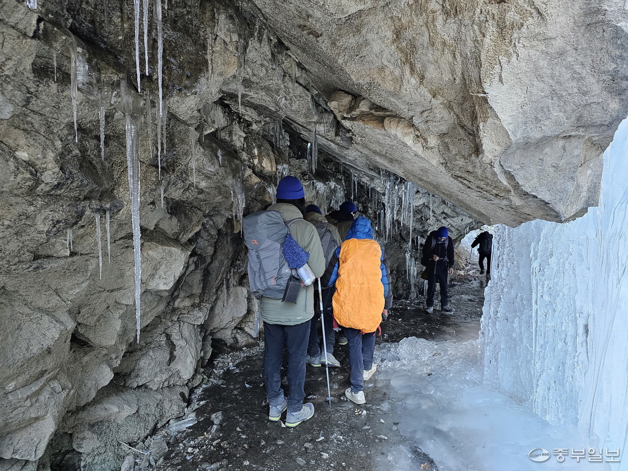 2023 Expedition East of Annapurna 대원들이 히말라야 언덕을 오르고 있다.
