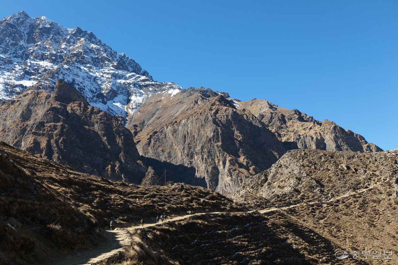 2023 Expedition East of Annapurna 대원들이 나르푸계곡에서 가장 높은 곳에 위치한 나르(해발 4천110m) 마을을 향해 걷고 있다. 사진=김종화기자