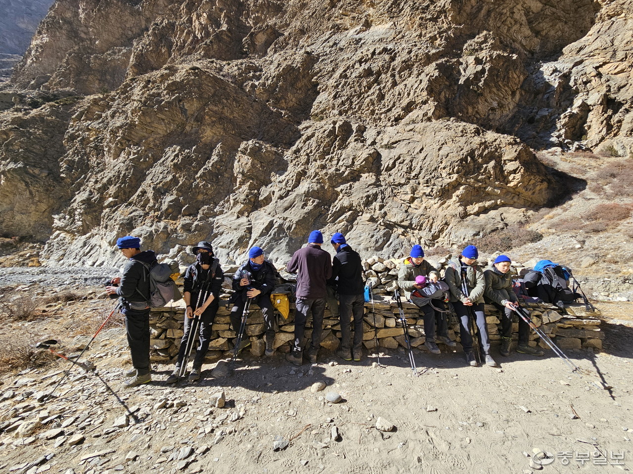 2023 Expedition East of Annapurna 대원들이 트레킹 중 물과 간식을 먹으며 휴식을 취하고 있다. 사진=김종화기자