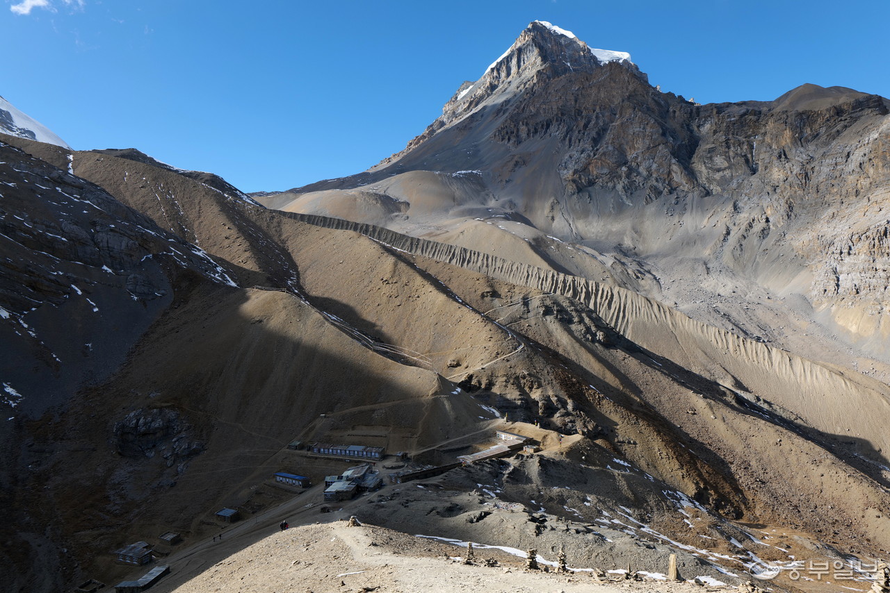 중부일보 2023 Expedition East of Annapurna 대원들이 방문한 히말라야는 지구온난화로 눈이 녹아 있었다. 사진=김종화기자