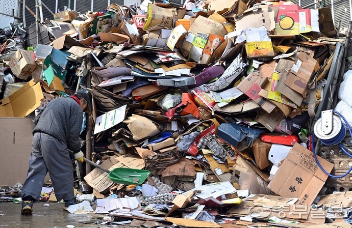 최근 몇 년 새 폐지 가격이 폭락하면서 폐지수집 노인들의 생계 유지가 어려운 실정인 가운데 18일 수원시 한 고물상에서 관계자가 폐지수거 작업을 하고 있다. 노민규기자