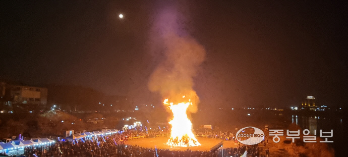 여주시가 지난해 정월대보름을 맞아 연인교 아래 남한강변에서 달집태우기 행사를 진행하고 있다. 사진=김규철기자