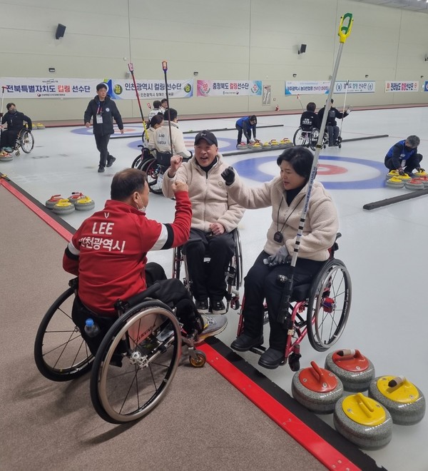 제21회 전국장애인동계체육대회에 출전한 혼성 휠체어컬링 2인조 박용철·김연화 선수의 경기 모습.  사진=인천장애인체육회