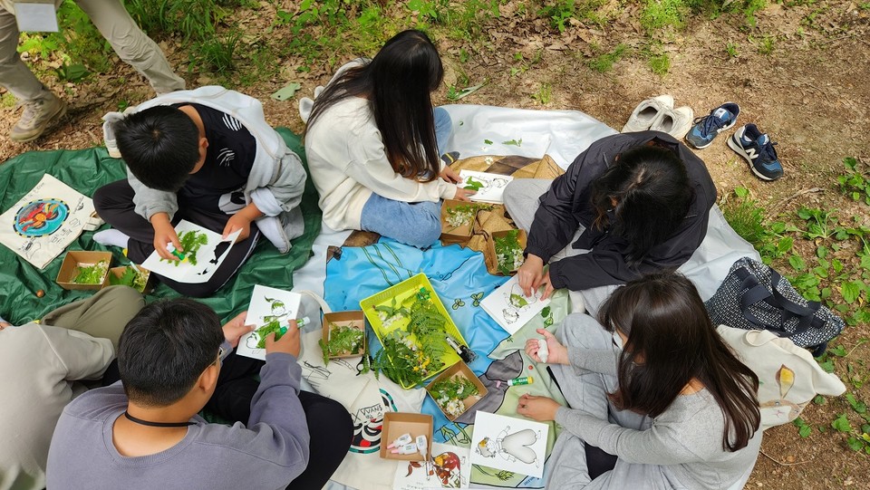 파주시와 파주교육청이 ‘미래교육협력지구’ 세부 사업의 일환으로 학생들이 야외에서 생태·환경교육을 실시하고 있다. 사진=파주시청