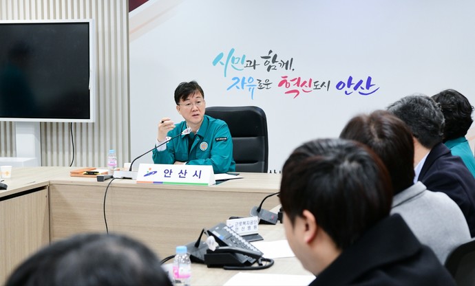 안산시가  27일 최근 보건의료 위기 경보 단계가 '경계'에서 '심각'으로 격상됨에 따라 재난안전대책본부(이하 재대본)를 가동한 가운데 이민근 안산시장이 의료공백 최소화를 위한 회의를 진행하고 있다. 사진=안산시청