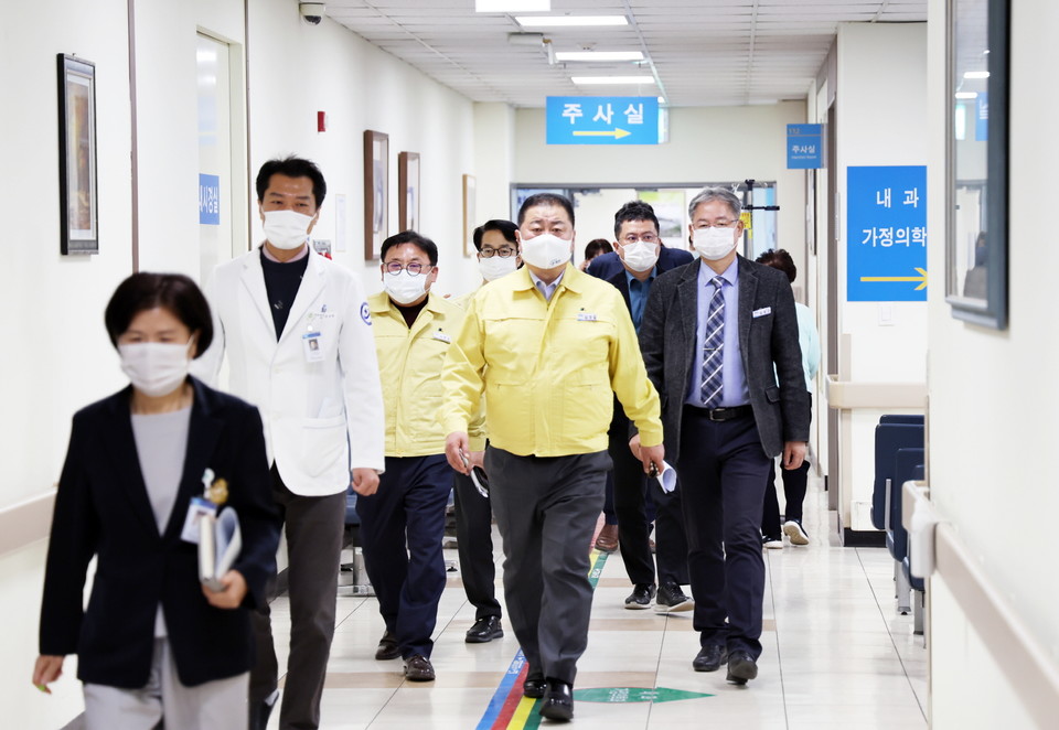 김경일 파주시장(가운데)이 27일 경기도의료원 파주병원에 방문해 비상진료체계를 점검하고 있다. 사진=파주시청