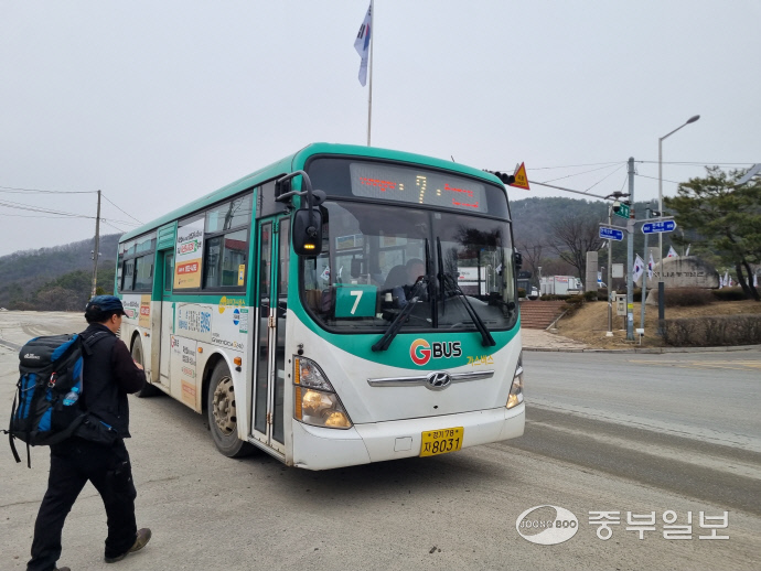안성3.1운동기념관 앞 정류장에서 7번 버스에 승객이 탑승하고 있다. 이성관 기자