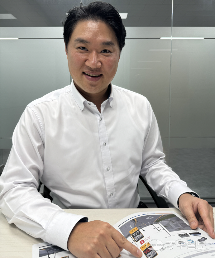 김도연 AI네트웍㈜ 대표가 용인시 기흥구에 소재한 본사에서 자체 개발한 우회전 알리미시스템에 대해 설명하고 있다. 사진=AI네트웍㈜