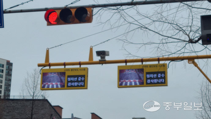 AI네트웍㈜가 개발한 ‘우회전 알리미시스템’을 학교 앞 사거리 신호등과 함께 설치한 모습. 사진=AI네트웍㈜