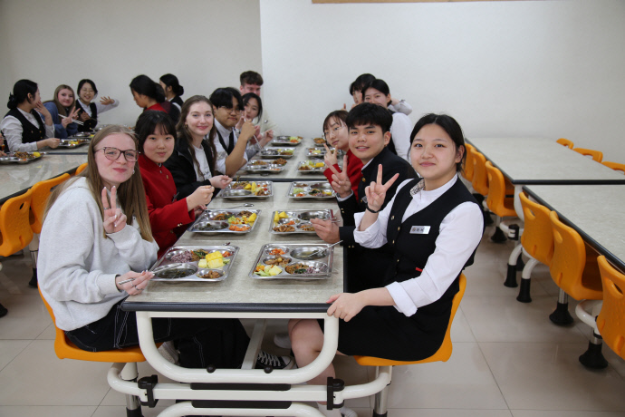 27일 한국관광고등학교 관광영어통역과 학생들이 영국 Challenges Abroad 학생들과 국제교류 프로그램을 함께 하며 점심을 먹는 모습. 사진=한국관광고등학교