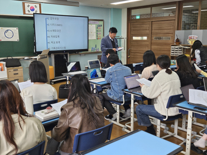 화성 수현초등학교는 지난 27일 신규 임용 교사들을 대상으로 업무포털 문서 작성 연수를 가졌다. 수현초등학교 제공