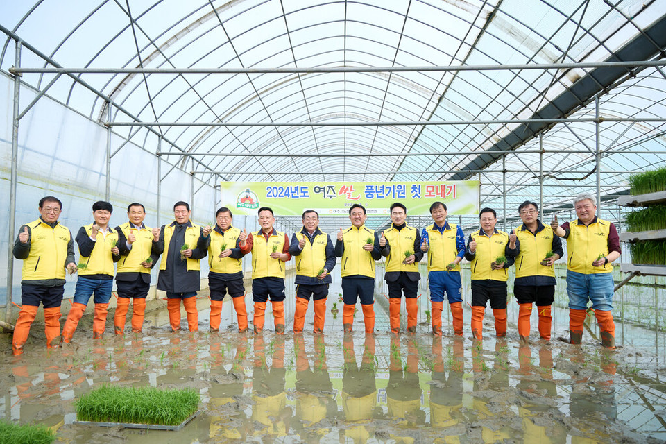 이충우 여주시장과 신동민 조공법인 대표,이문기 농협 시지부장, 이병길 여주농협 조합장 등 8개농협 조합장 등이 6일 대왕님표 여주쌀 첫 모내기 행사에서 ‘여주쌀 최고’ 엄지척을 하고 있다. 사진=여주시청