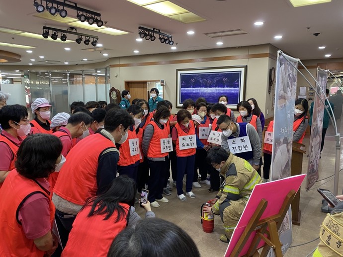 지역특성화 재난대비 민방위 훈련 중 소화기 사용법에 대한 교육이 진행되고 있다. 사진=안양시청