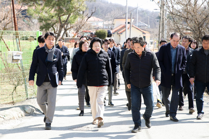 김경희 이천시장이 읍면동장회의를 마치고 산수유축제장을 찾아 준비상황을 점검하고 있다. 사진=이천시청
