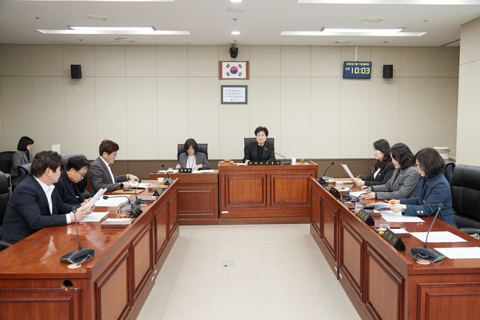 남홍숙 용인특례시의회 운영위원장이 11일 회의를 열고 제281회 임시회 개회 일정을 논의하고 있다. 사진=용인시의회