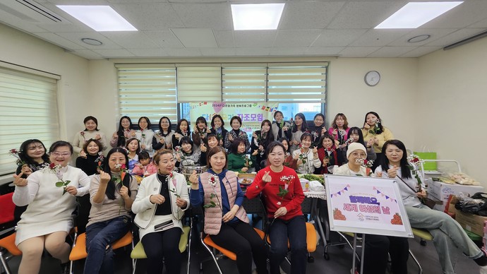 인천동구가족센터가 여성의 날을 맞아 ‘다국가 자조모임’ 참여자와 센터 직원들에게 장미꽃을 전달했다. 사진=인천동구