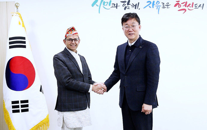 이민근 안산시장(오른쪽)은 지난 13일 안산시청을 방문한 푸시퍼 라저 버터라이 주한 네팔 공사참사관을 접견했다. 사진=안산시청