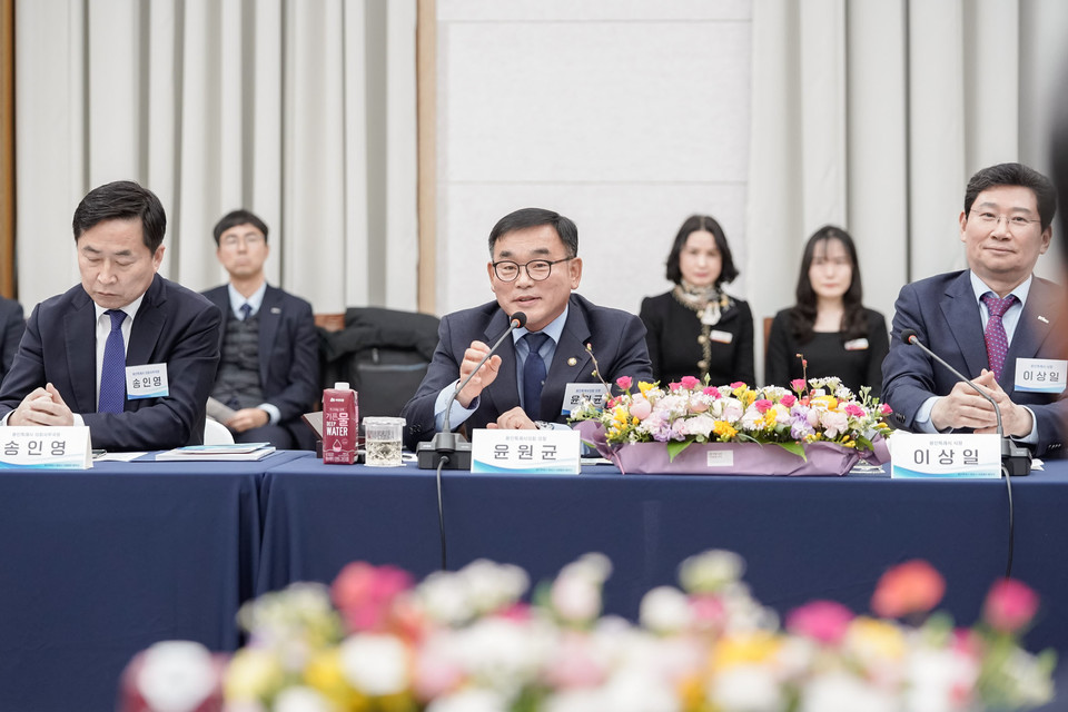 윤원균 용인특례시의회 의장(가운데)이 14일 전남 광양시청에서 열린 용인시-광양시 자매결연 협약식에 참석해 인사말을 하고 있다. 사진=용인시의회