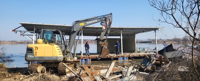 평택시 관계자 등이 팽성읍 대추리 하천내 불법 시설물에 대해 행정대집행을 진행하고 있다. 사진=평택시청
