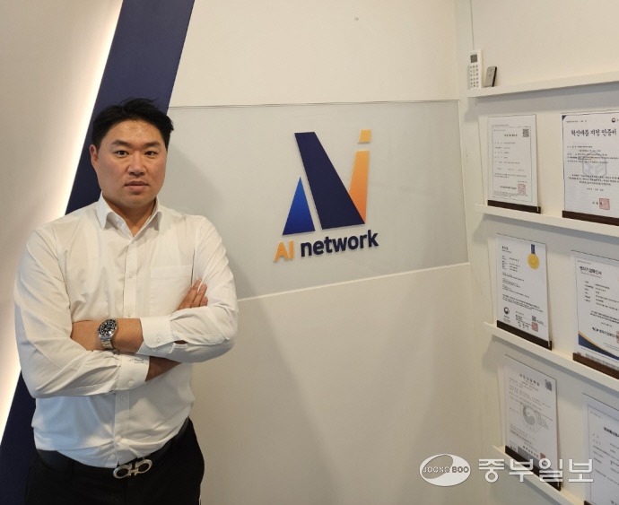 김도연 AI네트웍㈜ 대표가 용인시 기흥구에 소재한 본사에서 우회전 알리미시스템에 대해 설명한 후 포즈를 취하고 있다. 사진=AI네트웍㈜