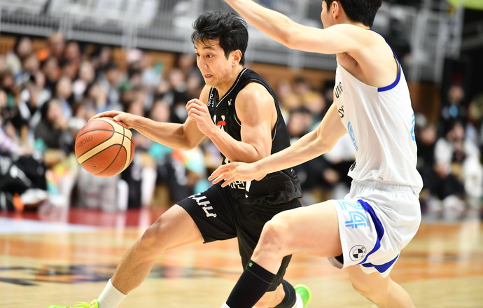 프로농구 수원KT 허훈이 지난 16일 수원 케이티아레나에서 열린 2023-2024 정관장 프로농구 서울 삼성의 경기에서 돌파하고 있다. 사진=KBL