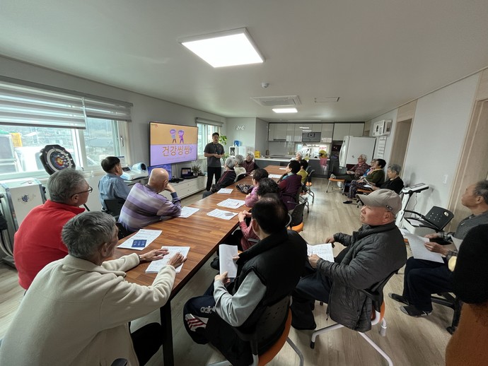 양평군이 지난 1월부터 3월까지 농한기 경로당에서 진행한 '건강 씽씽' 경로당 프로그램 교육 모습. 사진=양평군청 