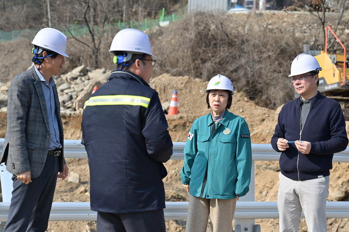 조정아 여주시 부시장(오른쪽 두번째)은 지난 13일부터 15일까지 산북면 수해복구 사업장과 중암리 태양광 사업장 등을 점검했다. 사진=여주시청