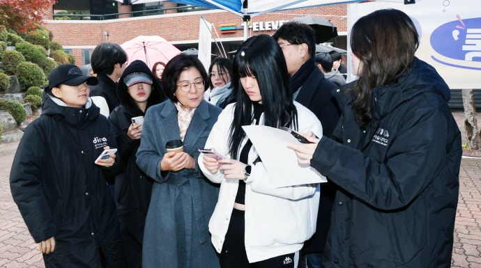 김보라(앞줄 왼쪽 두번째) 안성시장이 청년문화공간 을 방문해 청년들과 소통하고 있다. 사진=안성시청
