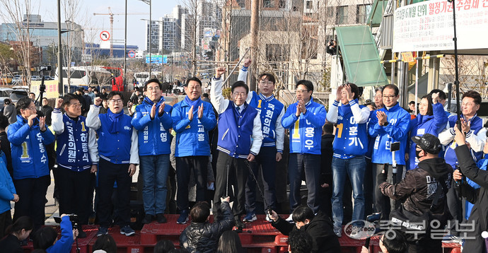 더불어민주당 이재명 대표가 20일 오후 인천 서구 정서진중앙시장 인근에서 인천 지역 후보들과 함께 시민들에게 인사하고 있다. 정선식 기자