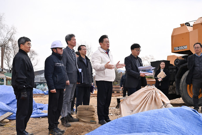 전진선 양평군수가 오는 4월 12일 임시 개통을 앞둔 세미원 배다리 공사현장을 점검하고 있다. 사진=양평군청