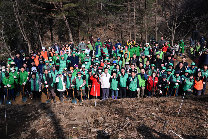 양평군이 지난 22일 개최한 제79회 식목일 나무심기 행사 참여자들이 기념촬영을 하고 있다 사진=양평군청