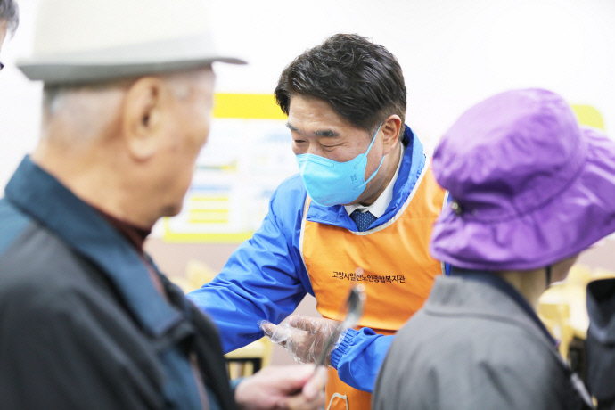 이기헌 고양병 민주당 후보가 8일 일산노인종합복지관에서 점심 배식봉사를 하고 있다. 사진=이기헌 선거캠프