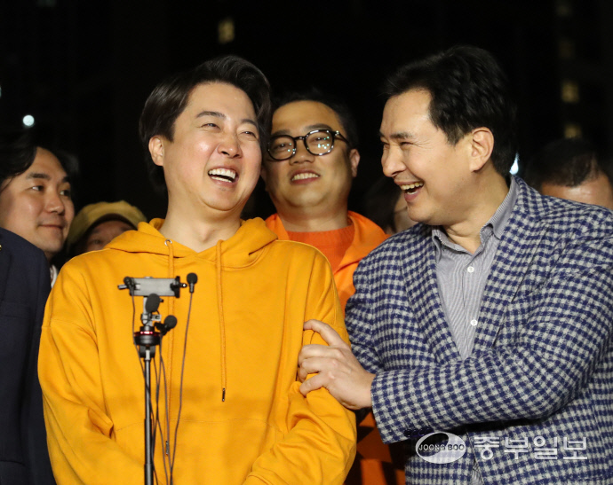 함박웃음 짓는 이준석