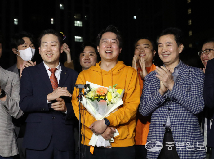 함박웃음 짓는 이준석