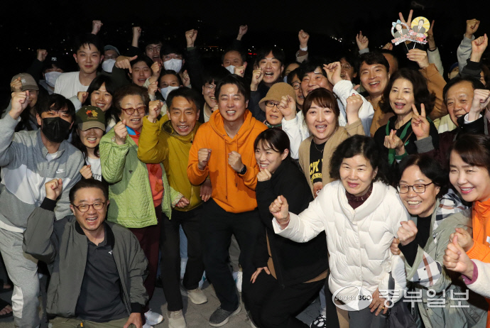 지지자들과 기념촬영하는 이준석 후보