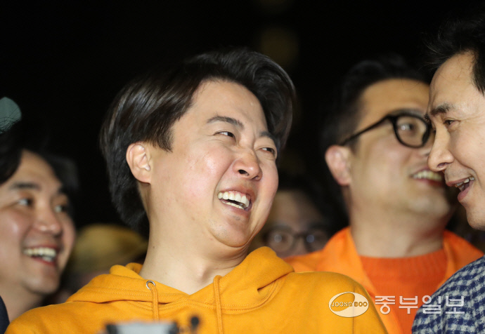 기뻐하는 이준석