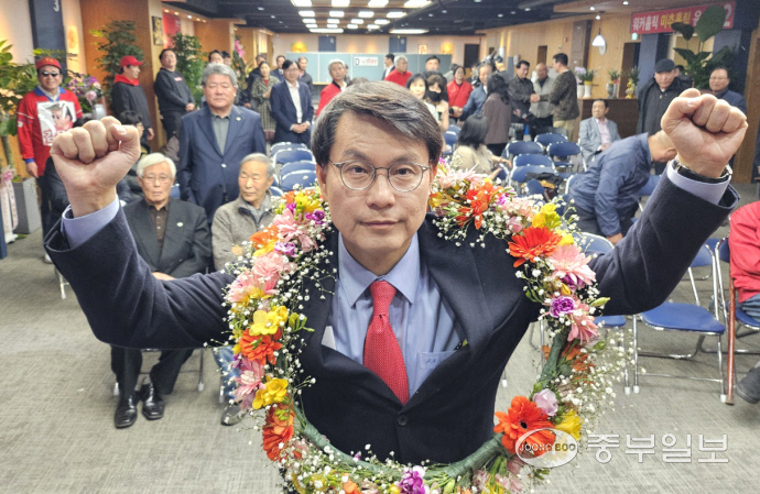 국민의힘 윤상현 인천 동구 미추홀구 을 국회의원 후보가 11일 오전  당선을 확정지은 뒤 포즈를 취하고 있다.정선식기자